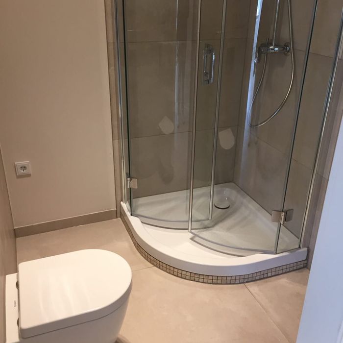 Fertig saniertes Bad mit Eckdusche und wandhängendem WC