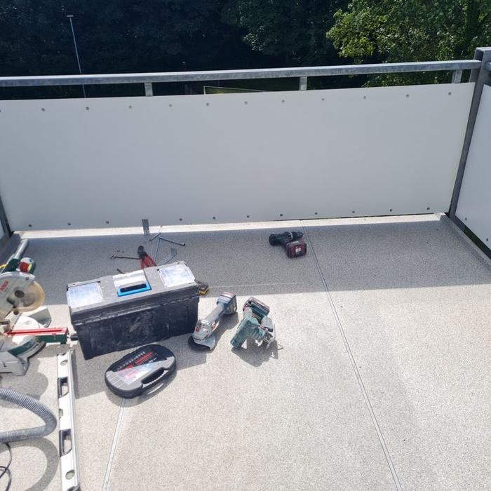 Balkon gereinigt, Werkzeug auf dem Boden