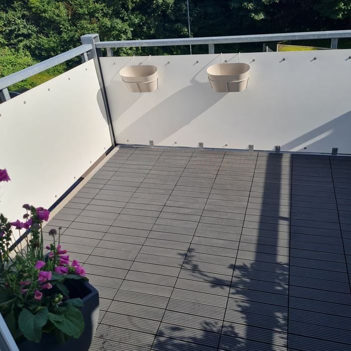 Fertiger Balkon mit Blumen
