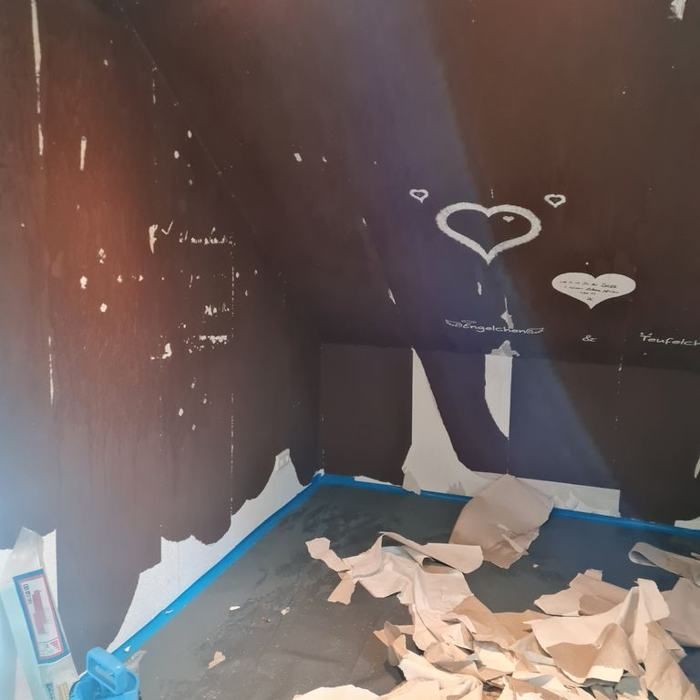 Tapete wird entfernt, Boden abgedeckt