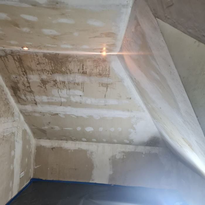 Fleckige Dachschräge vor dem Spachteln