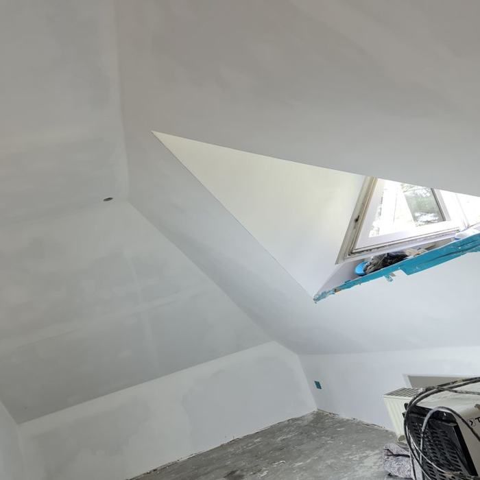 Glatte weiße Dachschräge mit Fenster