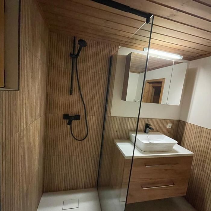 Saniertes Bad mit Holzelementen