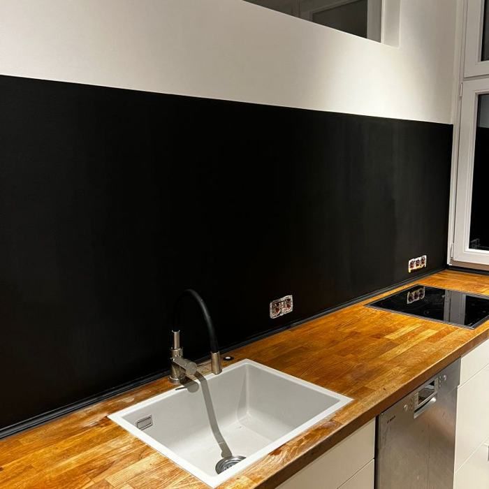 Dunkle Wand und Spüle, fast fertig